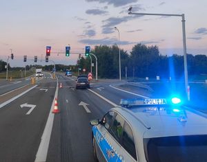 radiowóz na światłach w tle dwa rozbite samochody