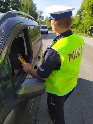 zdjęcie poglądowe, policjant badający kierującego pojazdem