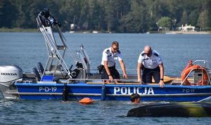 policjanci na łódce