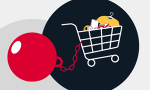 Wózek sklepowy zapakowany różnymi produktami z uczepioną kulą z łańcuchem koloru czerwonego