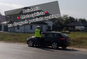 Policjant podczas kontroli drogowej samochodu osobowego