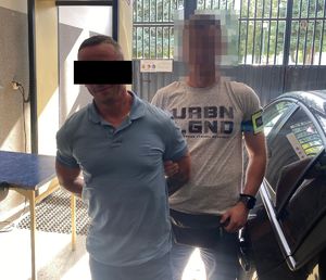 nieumundurowany policjant z zatrzymanym mężczyzną