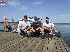 trzech umundurowanych policjantów na pomoście