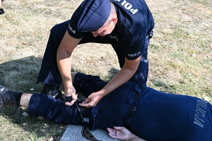 dwóch policjantów wykonuje ćwiczenia zakładania stazy