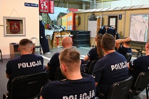 policjanci w sali symulacyjnej wykonują ćwiczenia z przeprowadzania interwencji