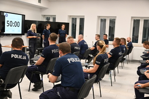 umundurowani policjanci siedzą na krzesłach i rozwiązują test