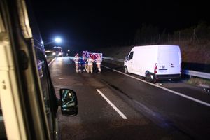 miejsce wypadku, po pawej stronie znajduje się samochód typu bus, po środku, na jezdni stoją strażacy