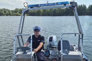 policjant za sterem łodzi