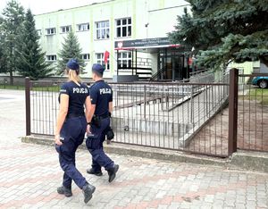 patrol policji pod szkołą