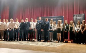 komendant Michna i zamojscy policjanci podczas inauguracji roku szkolnego w zamojskich szkołach z oddziałami o profilu mundurowym