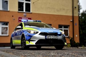 radiowóz pod szkołą