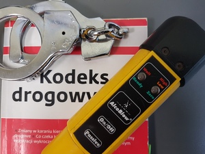 kajdanki policyjne, urządzenie do pomiaru stanu trzeźwości i Kodeks drogowy
