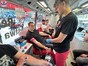 policjanci w cywilnych mundurach oddają krew