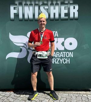 Dzielnicowy Maciej Brum z medalem