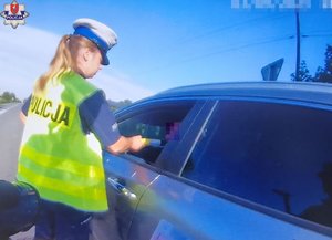 policjantka bada trzeźwość kierującego