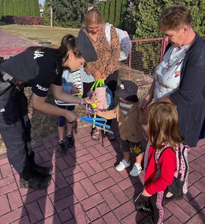 policjantka rozdaje odblaski dzieciom