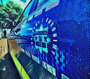 pomagamy i chronimy policja napis na radiowozie