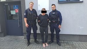 Dwóch umundurowanych policjantów z zatrzymaną kobietą