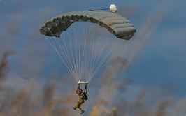 funkcjonariusz podczas skoku ze spadochronem