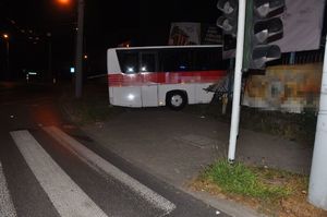 Autokar na poboczu, uszkodzony po wypadku drogowym