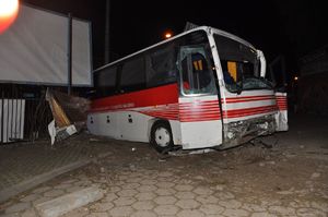 Autokar na poboczu, uszkodzony po wypadku drogowym