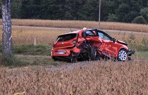 zniszczony pojazd na polu po wypadku