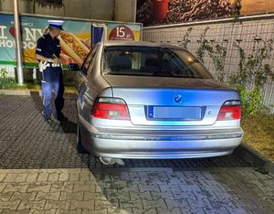 policjantka kontroluje kierującego BMW