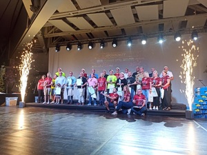 zdjęcie grupowe uczestników i organizatorów  na scenie podczas gali
