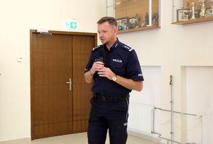 komendant micha podczas przemowy