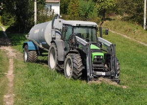 ciągnik rolniczy z podczepioną beczką