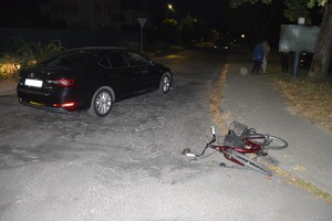 Skrzyżowanie dróg, gdzie doszło do zdarzenia drogowego. Samochód i rower uczestniczący w zdarzeniu.