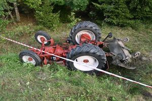 przewrócony ciągnik rolniczy