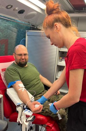 Funkcjonariusz oddaje krew