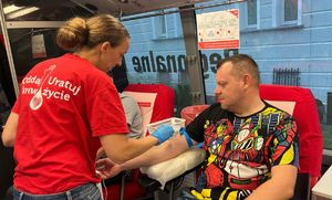 Funkcjonariusz oddaje krew