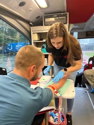 Funkcjonariusz oddaje krew