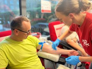 Funkcjonariusz oddaje krew