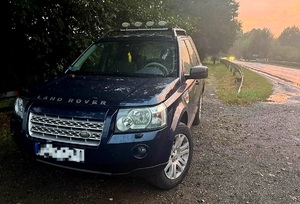 Samochód marki Land Rover na poboczu drogi