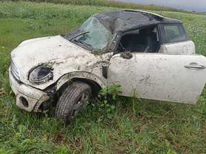 pojazd marki Mini po dachowaniu