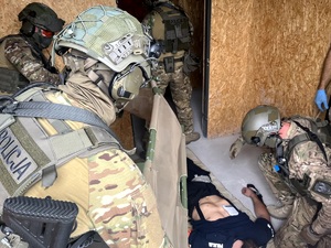 policjanci podczas udzielania pomocy rannemu koledze