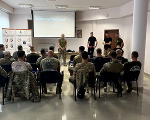 szkolenie policyjnych kontrterrorystów na sali uczelni