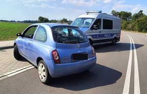 policyjny furgon, obok Nissan Micra zatrzymany do kontroli