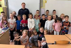 policjantka na wspólnym zdjęciu z uczniami