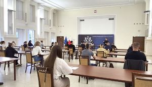 kandydaci piszą test wiedzy na sali konferencyjnej