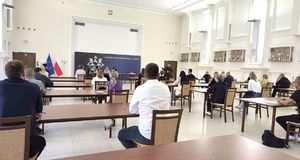 kandydaci piszą test wiedzy na sali konferencyjnej