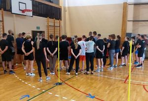 kandydaci przechodzą test sprawności fizycznej