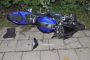 przewrócony skuter na drodze