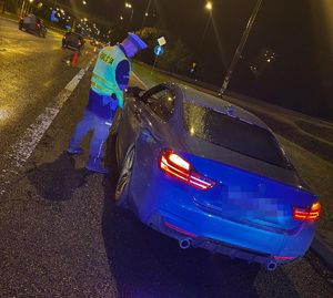 policjant podczas kontroli drogowej
