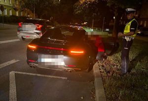 policjant podczas kontroli drogowej