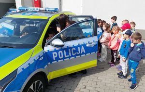 Dzieci oglądają wnętrze radiowozu