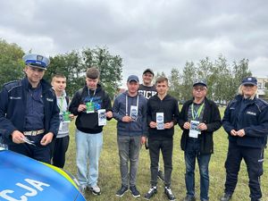 uczestnicy zlotu z ulotkami kampanii oraz policjanci